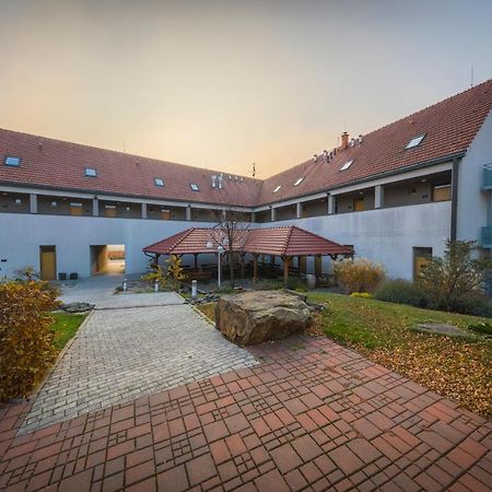 Hotel Madl Velke Bilovice Exterior photo