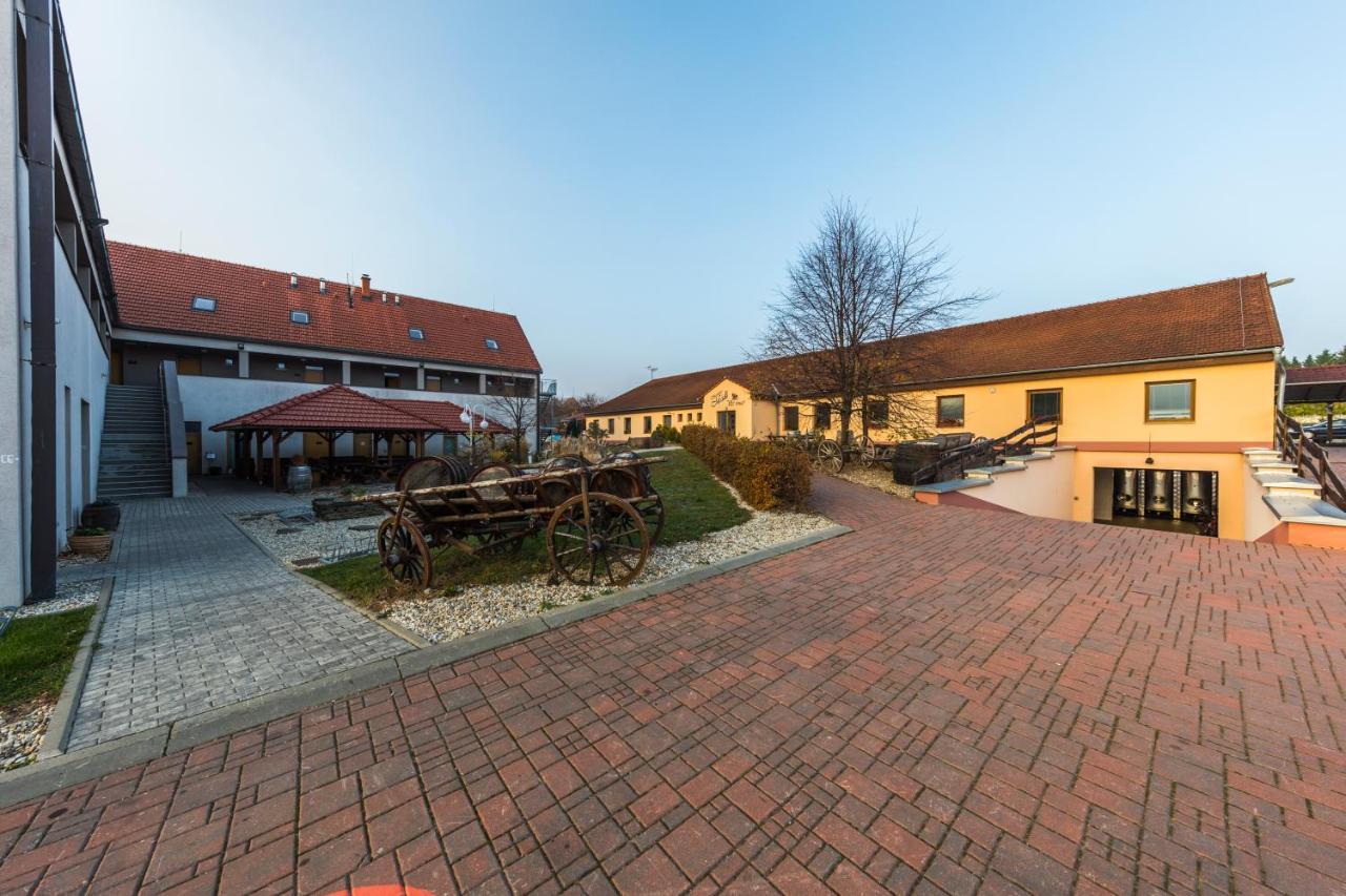 Hotel Madl Velke Bilovice Exterior photo